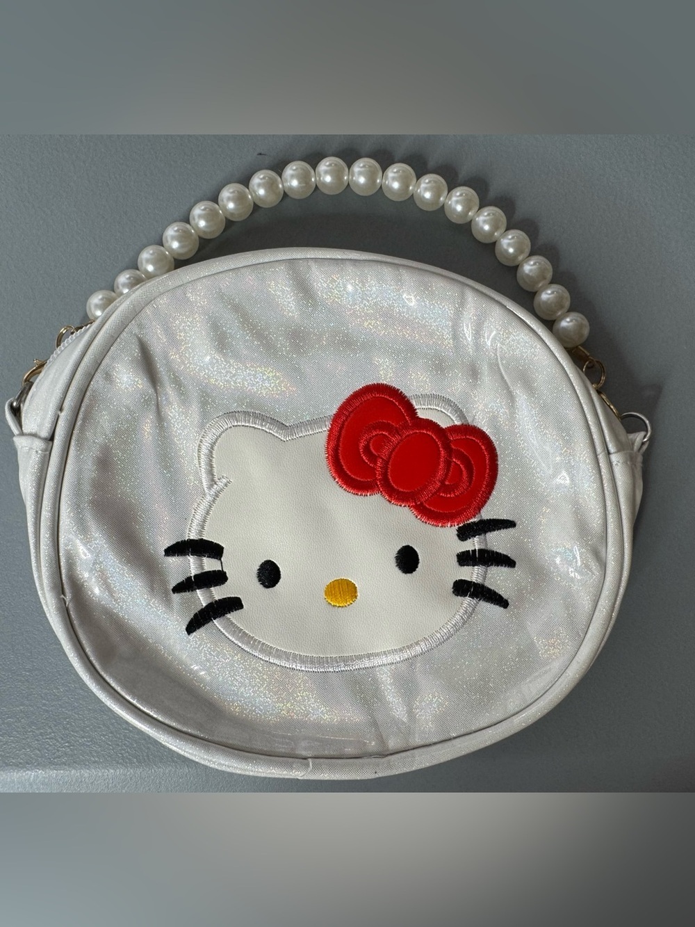 Hello Kitty shimmery White Crossbody with Red Bow Pearl handle 2-in-1 handbag